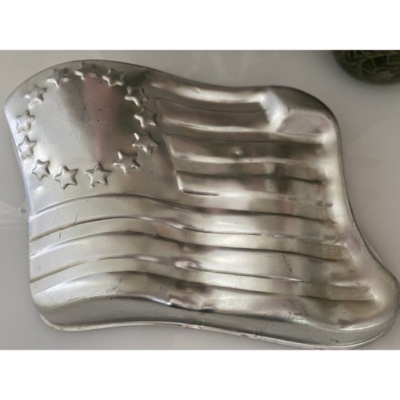 Wilton Cake Pan Mold 1974 American Flag Stars & Stripes 2105-183 11.5"X9"X2" Vtg - Picture 2 of 16